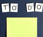 Auf dem Bild sind vier Zettel mit den Buchstaben TO DO. 