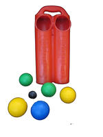 Auf dem Bild sieht man zwei gelbe, zwei grüne, einen blauen und einen schwarzen Boccia Ball. Im Hintergrund eine Rote Box zur Aufbewahrung.