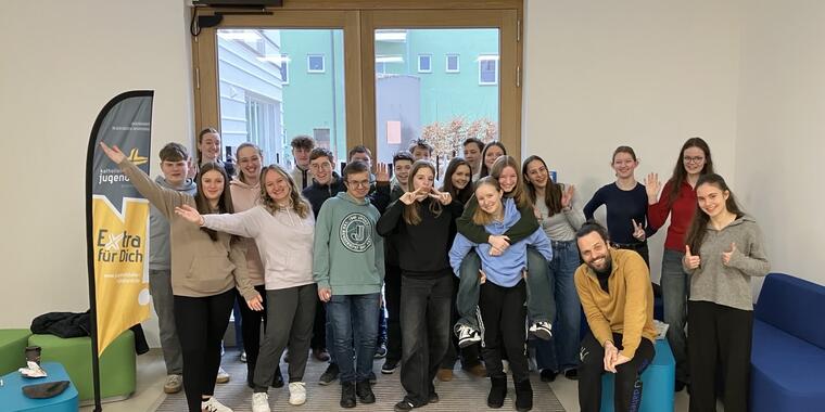 Alle Teilnehmenden und Teamer/innen im Eingangsbereich des JETZT beim Gruppenfoto