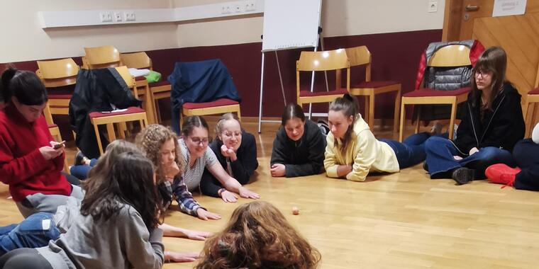 Workshopteilnehmer liegen am Boden