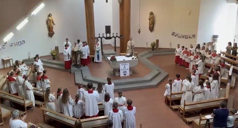 Viele Ministranten beim Gottesdienst in der Kirche
