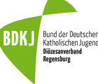 Das Segellogo des BDKJ Kreisverbandes Regensburg. Grünes Segel, auf dem in weiß BDKJ steht. Daneben steht Bund der Deutschen Katholischen Jugend Diözesanverband Regensburg