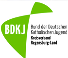 grünes Segel, welches graphisch angedeutet ist. Darin steht BDKJ. Daneben Bund der Deutschen Katholischen Jugend Kreisverband Regensburg-Land